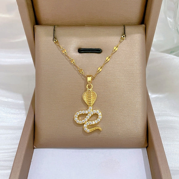 Collares colgantes de serpiente con circonitas cúbicas y pavé de latón