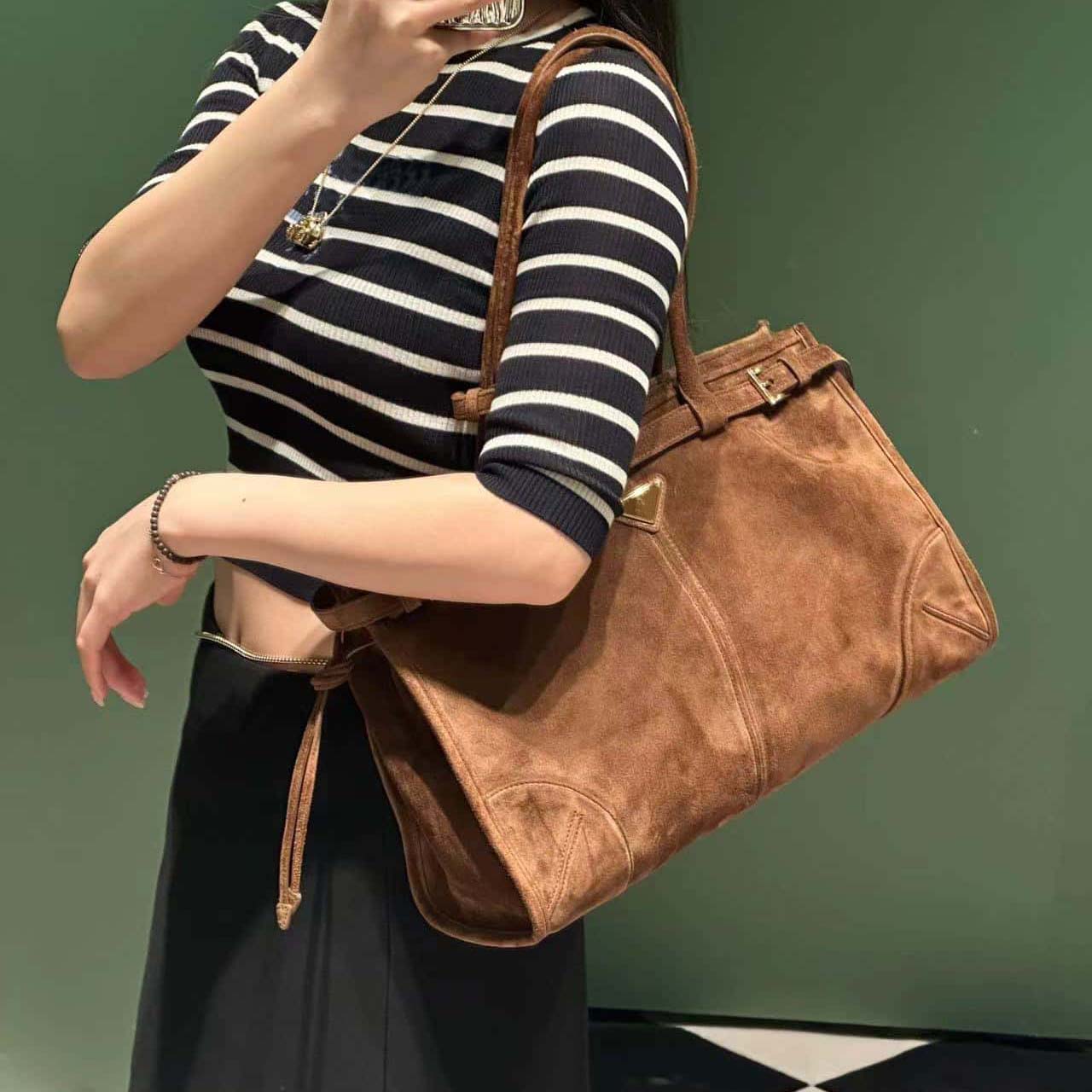 Suede Tote Bag Lazy Style Designer Bag Fall Winter Delicat Gentle Touch Shoulder Bag Simple Strap Classic Lelter Elements Large Capacity HandBag Lad