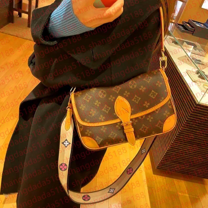 2025 designer bag Women Satchel Crossbody bags Diane Baguette Embossed Flower Handbag Shoulder Bags Composite Lady Clutch Tote Bag shopping Female P