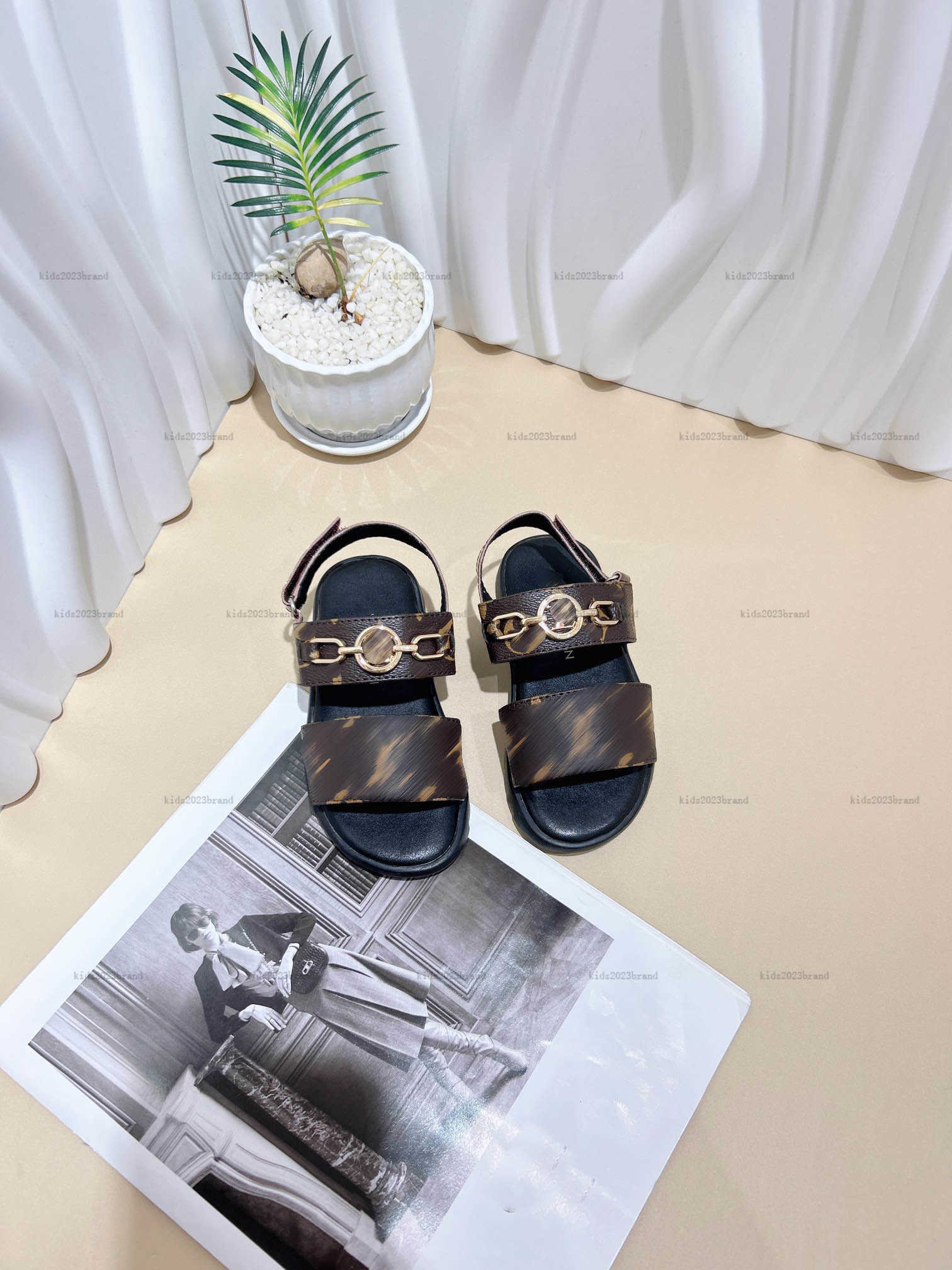 New baby Sandals brown Kids shoes Cost Price Size 26-35 Including cardboard box Metal logo decoration child Slippers