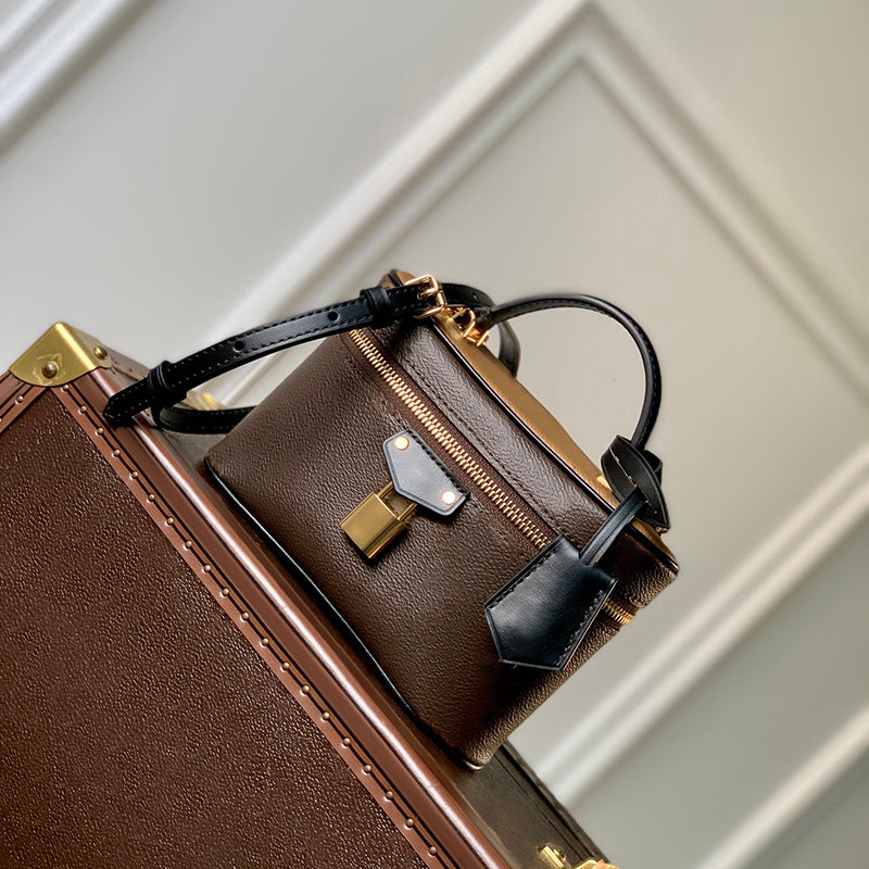 Designer Chain Pouch 19CM Calfskin Leather Cosmetic Bag Designer Bag Handbag High Quality Mirror quality Shoulder Bag Women With Box L301