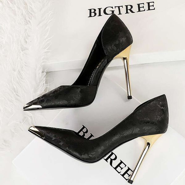 Mulheres 11 cm Sil Satins Mulher Metal Metal Ponto de salto alto moda moda novas bombas femininas Sexy Party Shoes