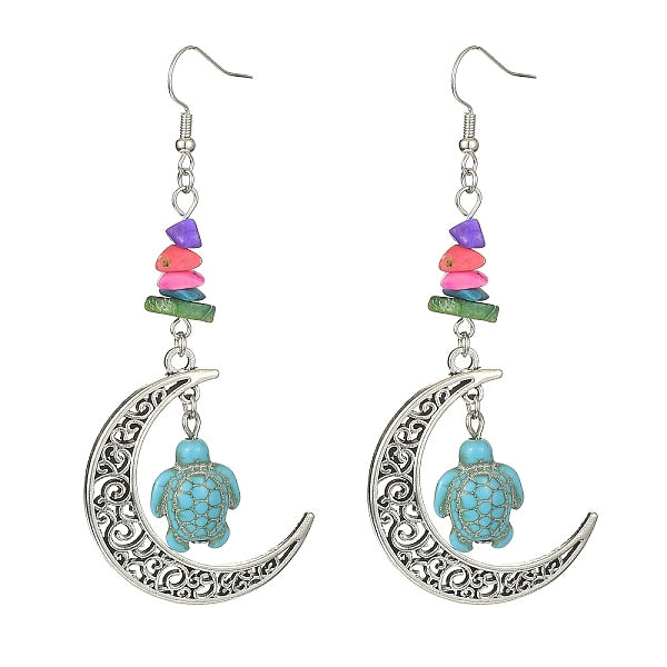 Croissant de lune turquoise synthétique teint avec boucle d'oreille pendante tortue