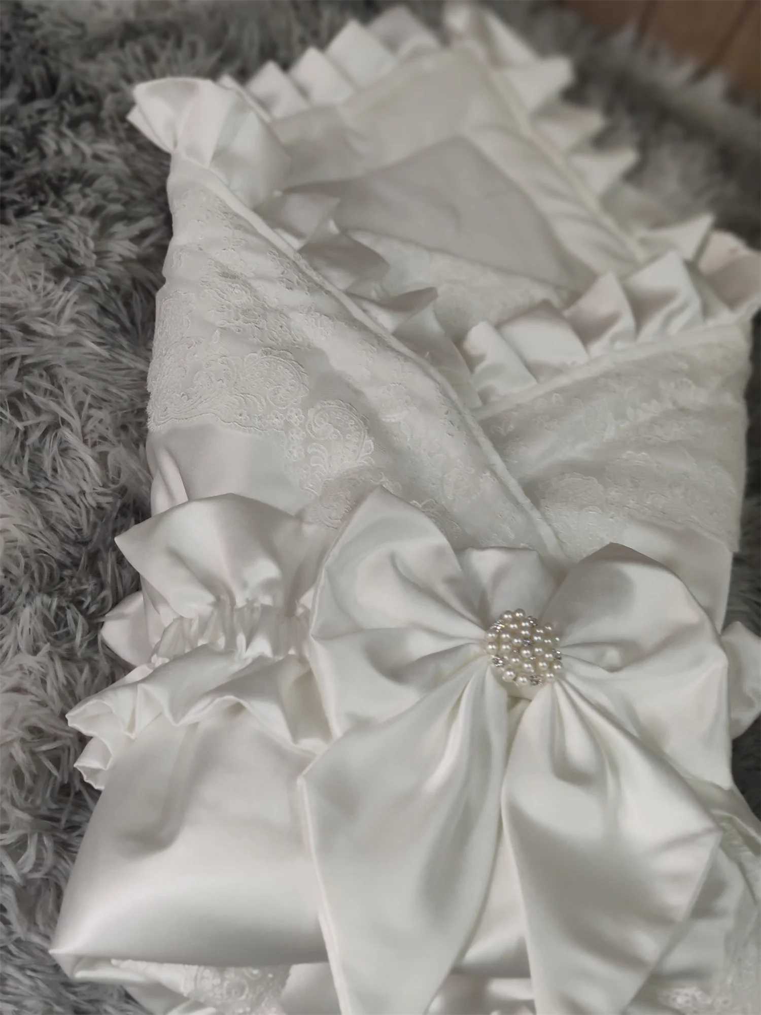 Luxury Soft Satin Wedding Fabric Infant Swaddle Blankets Soft Baby Girls Boys Stroller Wraps With Sash White Christening swaddle Z250228