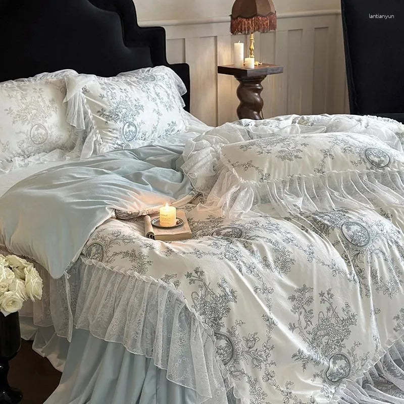 Bedding Sets 4Pcs Vintage French Printing Lace Ruffles Princess Set Milk Velvet Warm Quilt Cover Bed Skirt Bedspread PillowcasesBSC