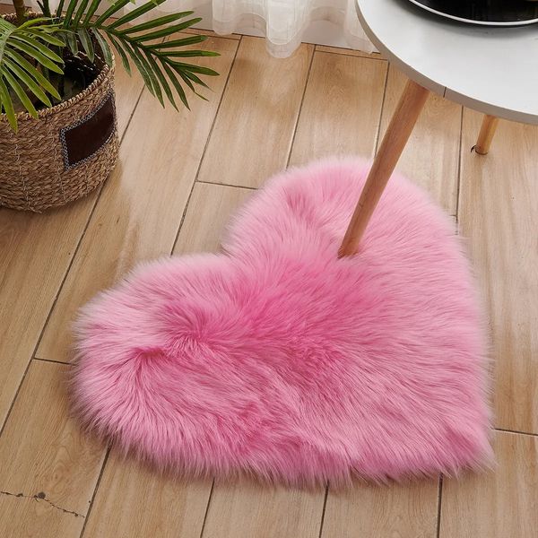 1pc Heart Shaped Area Rug Plush Faux-Fur Carpet For Living Room Bedroom Home Decor Valentines Day Decor 19.6in*23.6in50cm*60cm 250206