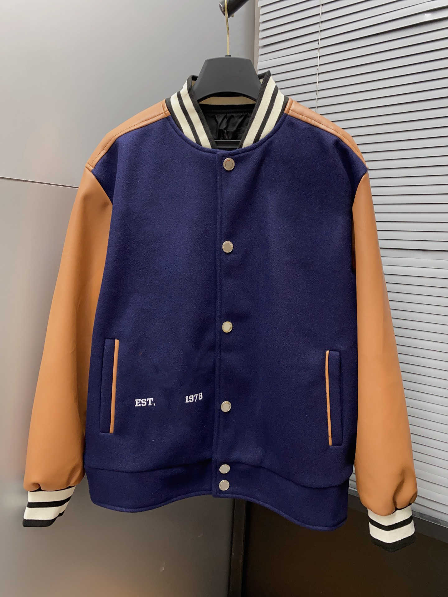 Womens Jacket Designer Women Coat Fashion Patchwork Fabric Front Button Closure Logo Embroidered Logo Bomber Coats Designers Jackets Womens Clothing