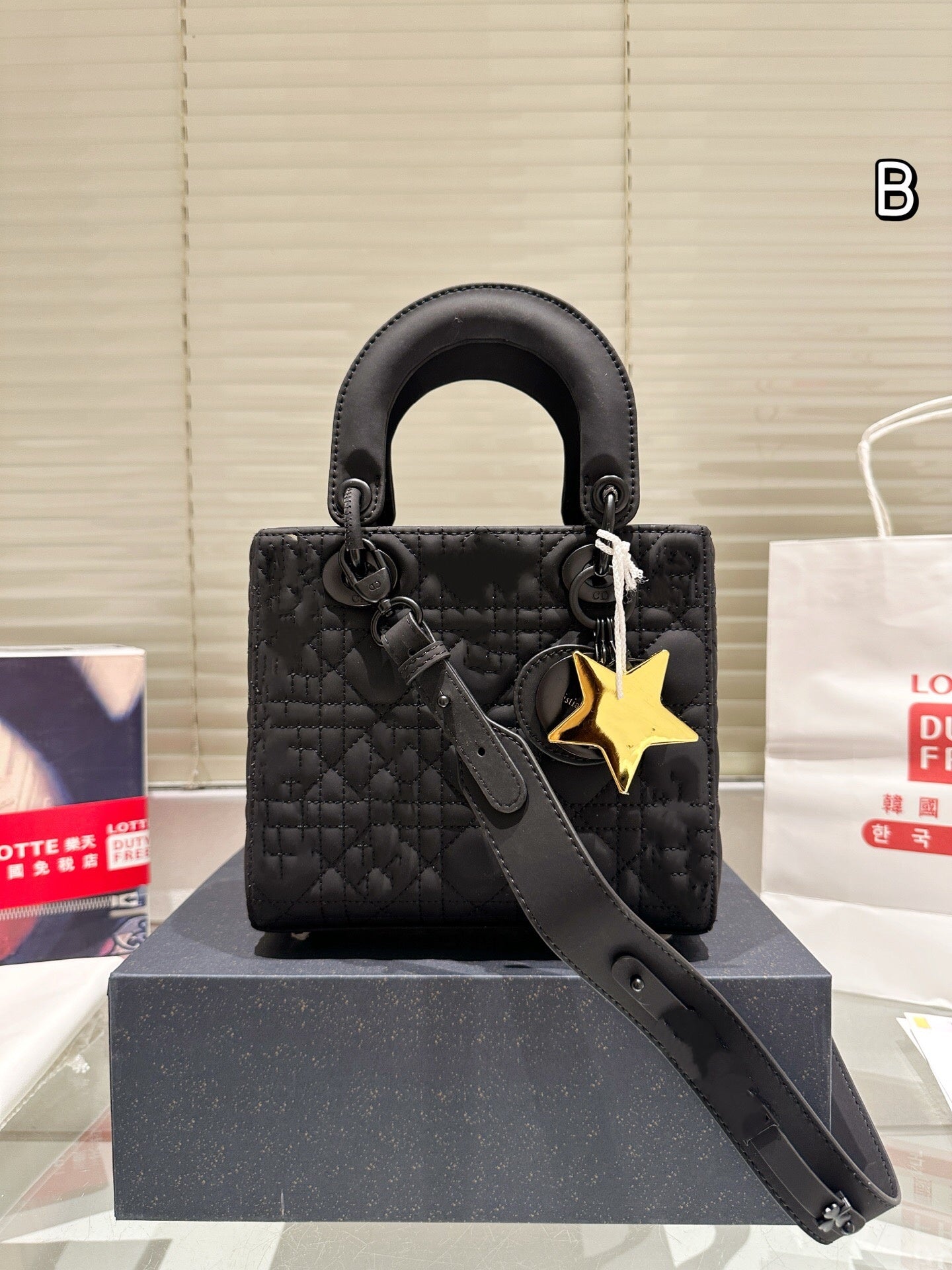 A546-AAA Small Fresh Lily Flower Cosmetic Bag - Portable Travel Skin Care Storage