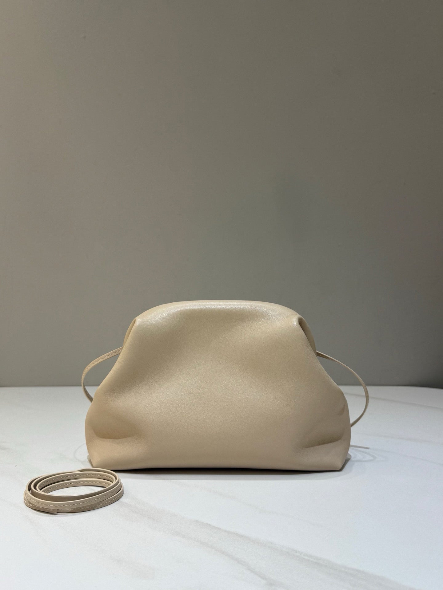 Cloud Clutch Polishing Saddle Leather Handbag Women&#039;s Shopping Bag with Fish Scale Slanting Back Metal Element Handle and Knitting Perfect