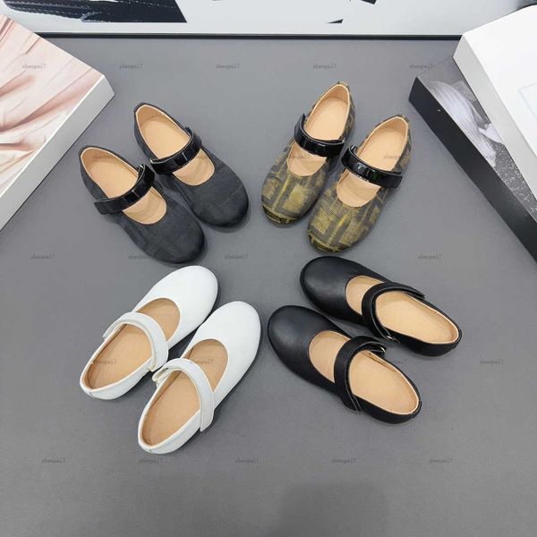 Top Girl Shoes Flat Shoes Flat Metal Lettering Logo Child Shoes Sapatos Baby Tamanho 26-35 Caixa embalagem Bowknot Design Sapatos de couro m
