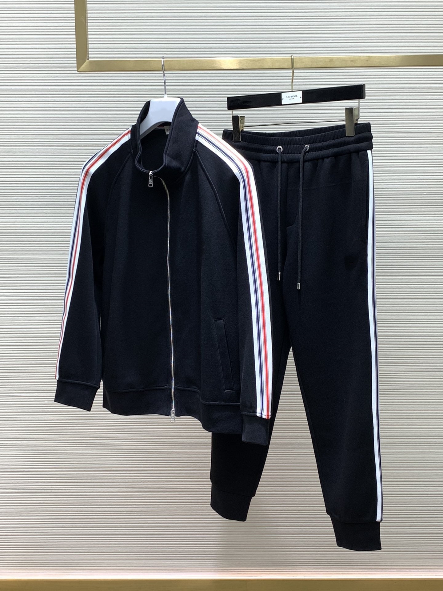 881888 Mens down jackets Stylist Coat Parka Classic Puffer Jacket Hooded Thick Down Coats Womens Feather Windproof Outerwear Set of top and pants