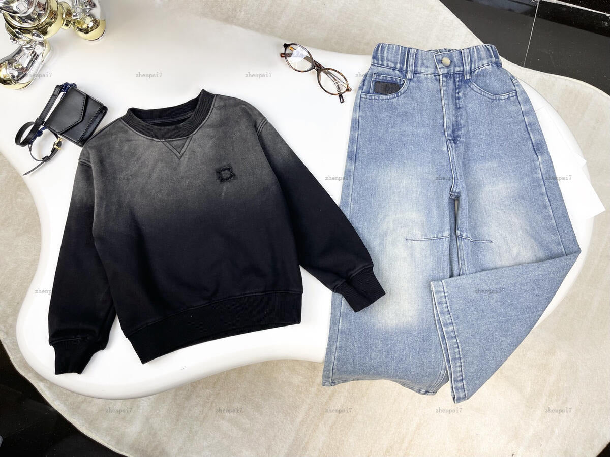 Top baby Tracksuits Autumn child hoodie set kids designer clothes Soft and comfortable Long-sleeved hoodie and washed jeans A869X24N216