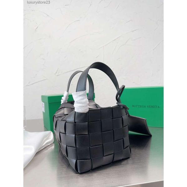 Crossbody Large Hand Classic Totes Bags Women Veneeta Capacity 2023 Fashion Cassette Wrist Shoulder Tote Lady Knitting Handbags Bag Designer