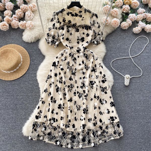 Luxury and luxurious mesh dress French retro bubble sleeve embroidery design princess dress in summer