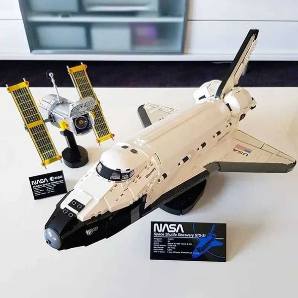 Blocks HOT TOY Space Shuttle Discovery Model Building Blocks Bricks Toys Pace Shuttle Birthday Christmas Gift Compatible 10283 Y250112HI38