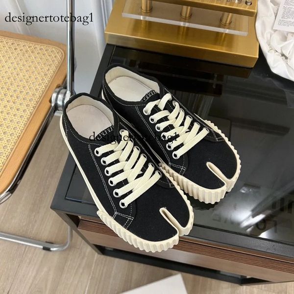 2024 Designer Tabi Casual Shoes Sapatos Homens Mulheres Sapatos de Toe Split Toe Lace-Up Black Branco Marrom Graffiti Alto Trainer Flato Tên