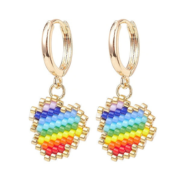 Boucles d'oreilles pendantes en forme de cœur tressé de graines japonaises de couleur arc-en-ciel