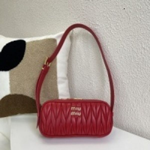 Designer bag Hand sewing luxury Trend fashion dermis Fine detail Top fabric Unique design elegance Imported steel frame Clear grain texture