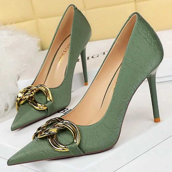 Mulheres 7,5 cm de 9,5 cm de altura escarpins bombas Lady Metal Chain Heels Low Fetish Nightclub Slim Fit Party Green Office Prom Sapatos Z2