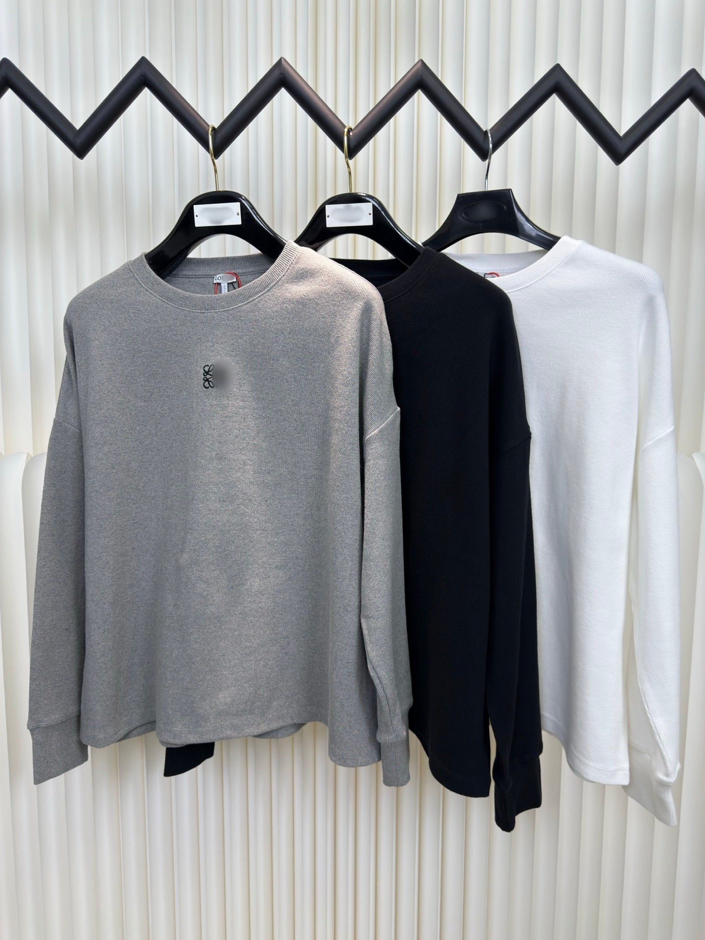 Designer men&#039;s LEW embroidered long sleeved shirt, made of lightweight and comfortable fabric, fashionable, simple, outerwear, no hat