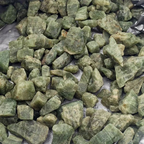 1pc Random Natural Green Apatite Raw Rough Stone Quartz Crystal Mineral Specimen Healing Reiki Aquarium Home Room Decoration