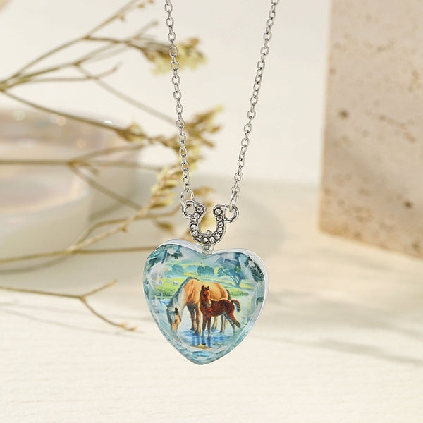 Collares colgantes de vidrio con forma de corazón y patrón de caballo