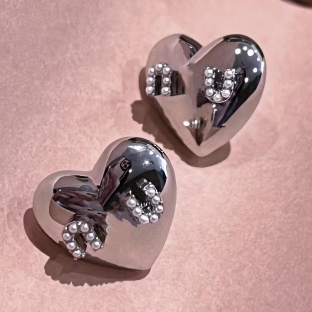 Stud Hoop Huggie Miu Love Heart Shaped High Grade Cool Style 2025 New Miao Earrings Versatile Embedding with Pearls AA