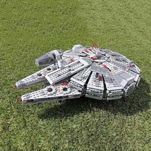1381Pcs Millennium Ship Force akens Set Cpatible Falcon Model Building Blocks Toys For Children Gift Kids Z241229