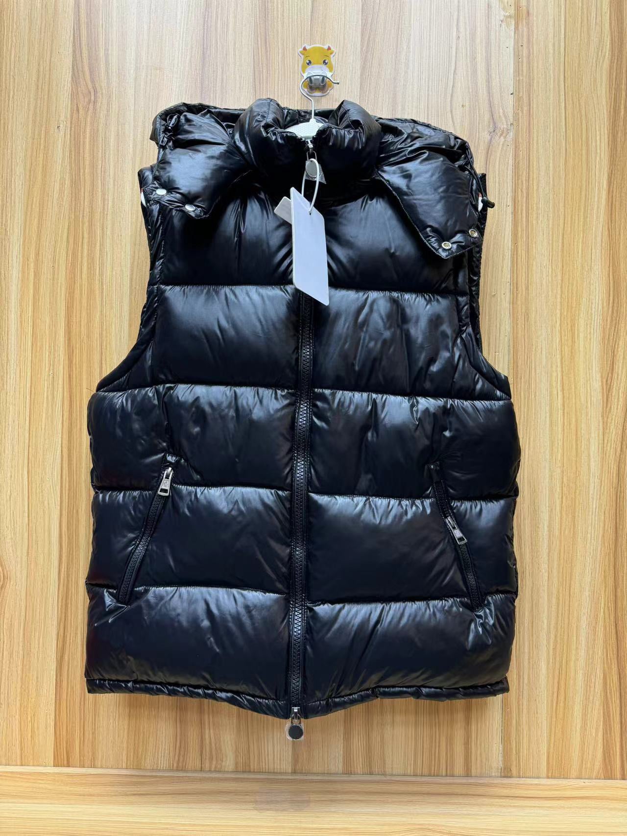 Designer puffer vest mens gilet down parkas coats series outdoor keep warm jacket outerwear cold protection badge decoration thickening coat plus si