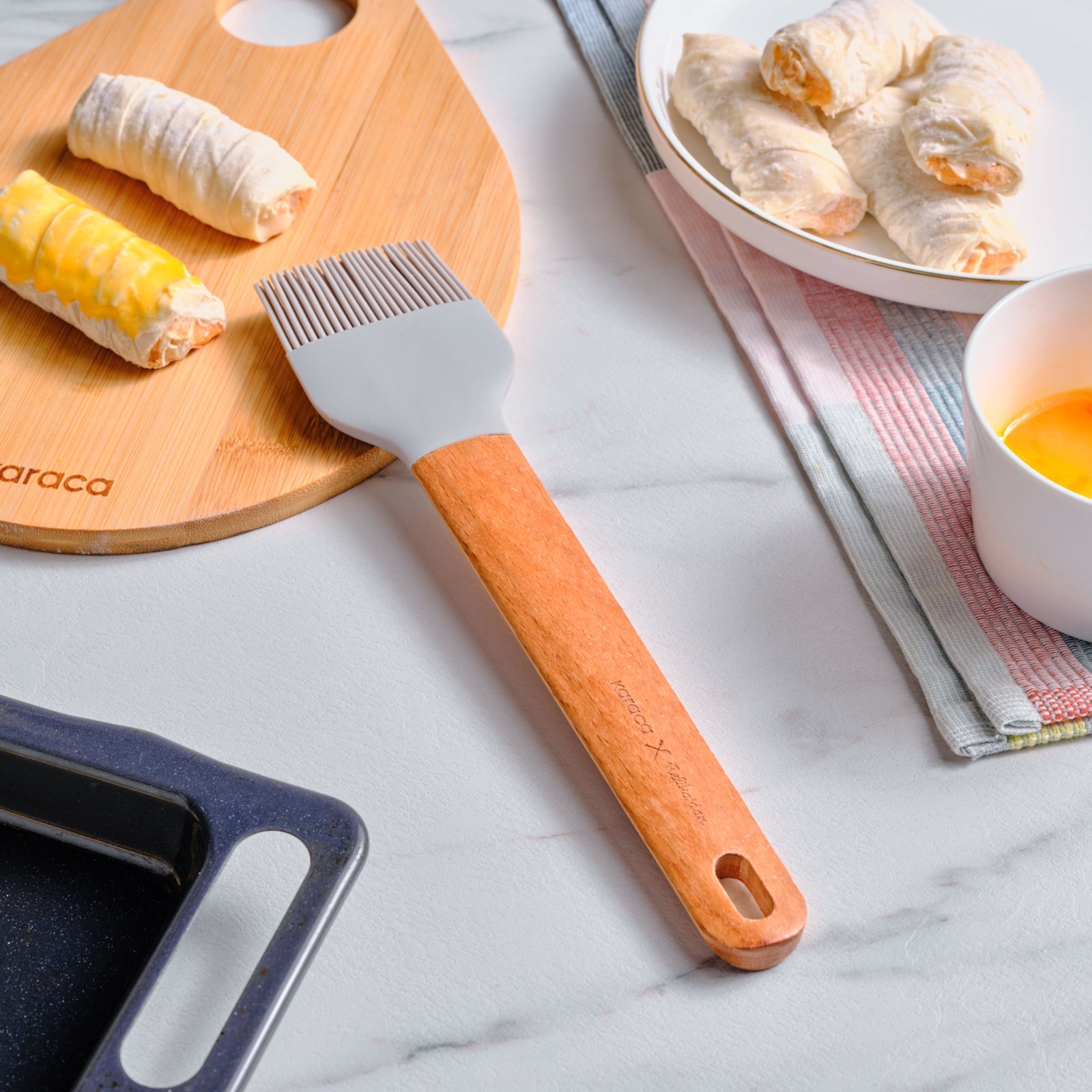 Karaca x Refika Gadgets Silikonpinsel mit Holzgriff