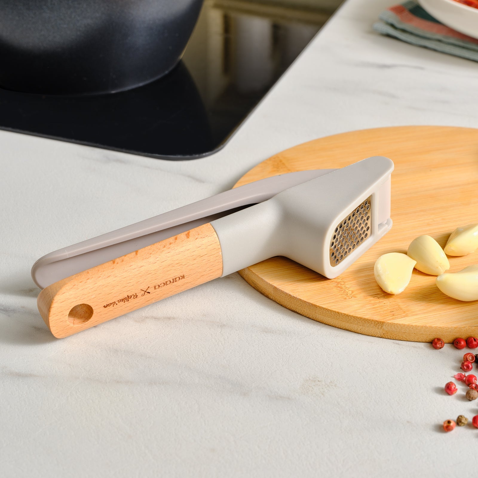 Karaca x Refika Gadgets Knoblauchpresse mit Holzgriff