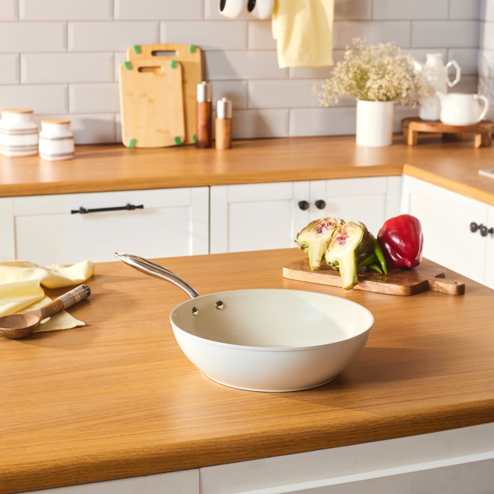 Karaca Swiss Crystal Almond Cream Wokpfanne mit Griff 28 cm