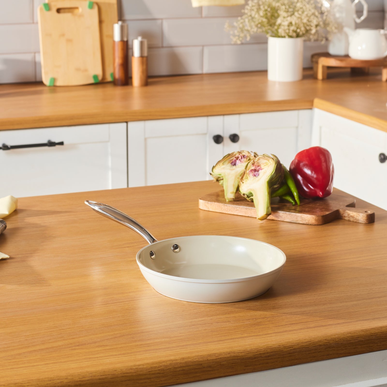 Karaca Swiss Crystal Almond Cream Pfanne mit Edelstahlgriff 22 cm