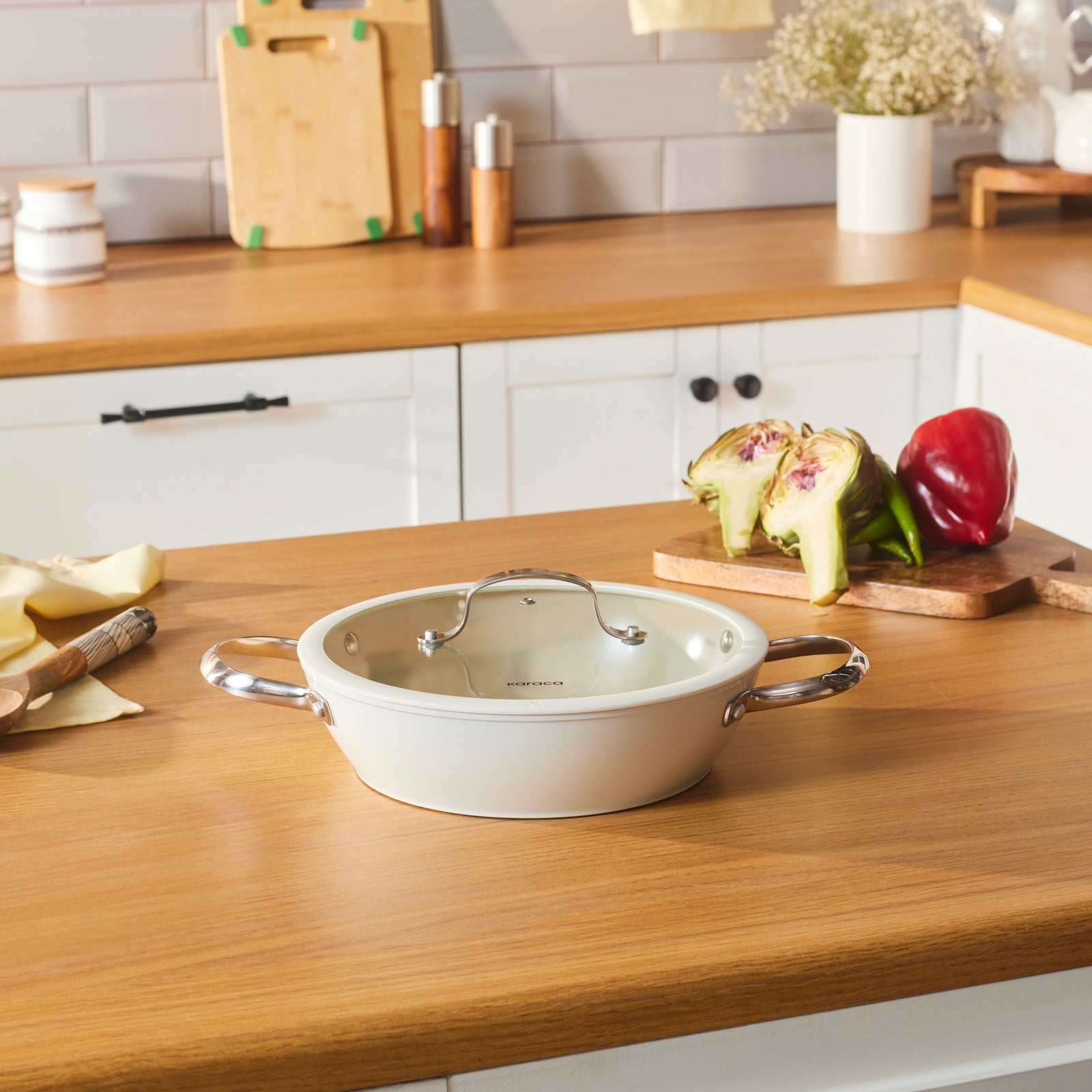 Karaca Swiss Crystal Almond Cream Handle Flache Kasserolle 26 cm