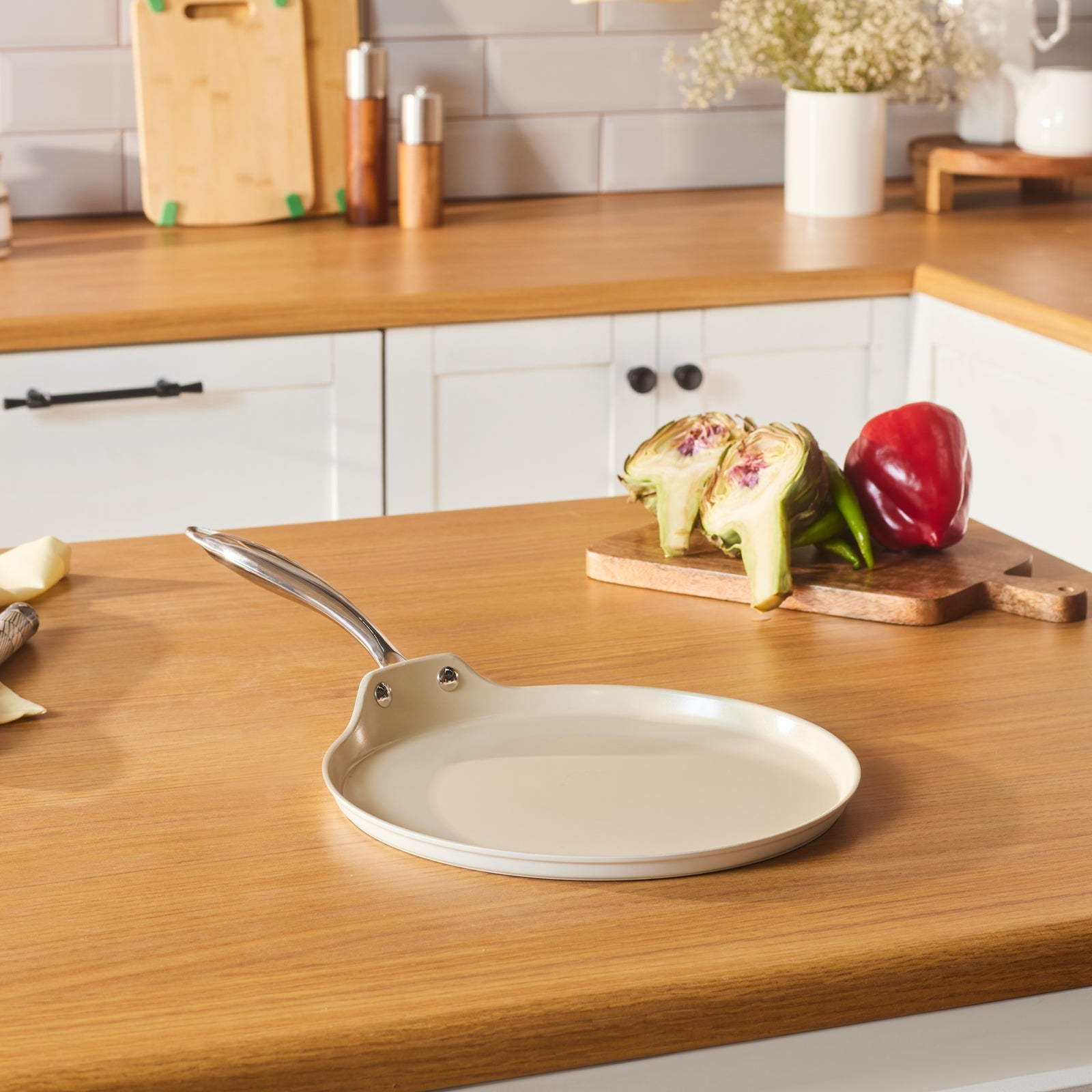 Karaca Swiss Crystal Almond Cream Pfannkuchenpfanne mit Edelstahlgriff 28 cm