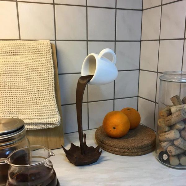 Kitchen Decoration Floating Spilling Coffee Cup Sculpture Spilling Magic Pouring Splash Creative Desktop Decor Home Decoration 240816