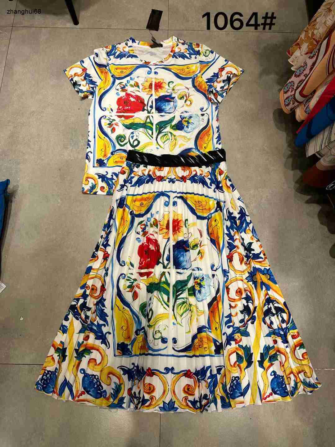 brand women luxurious two piece suit geometrical pattern T shirt short sleeves metrical pattern fashion high waisted overskirt Dec 18 New