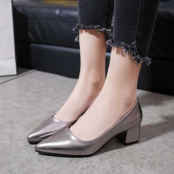 2022 Primavera e outono Novos sapatos de boca rasa de moda feminina Casual All Match Shoes de salto médio de pé de salto alto WOMENC241210