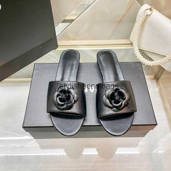 Slippers flat slippers for women in the summer of 2025 new round headed casual outerwear one line beach small fragrant style H241217