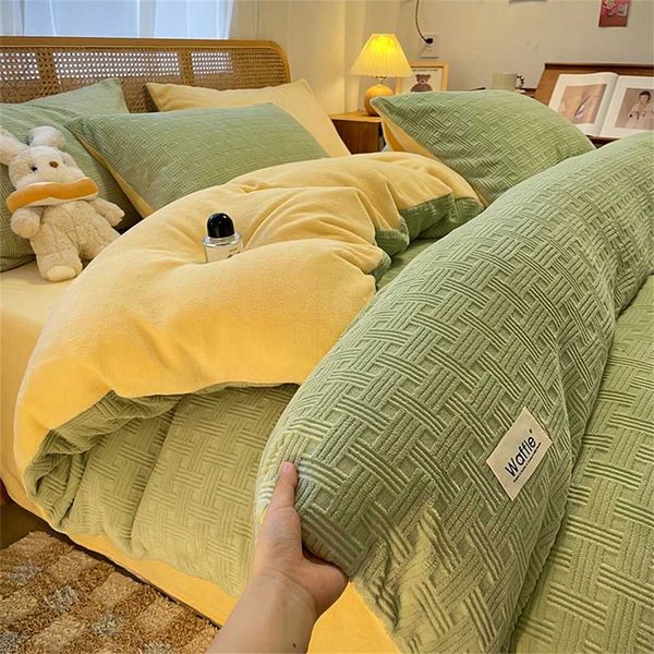 Winter Flannel Bedding Set Duvet Cover Warmth Carved Milk Velvet Quilt Cover Pillowcase Bed Linens King Thickened Four Piece SetXJ241015