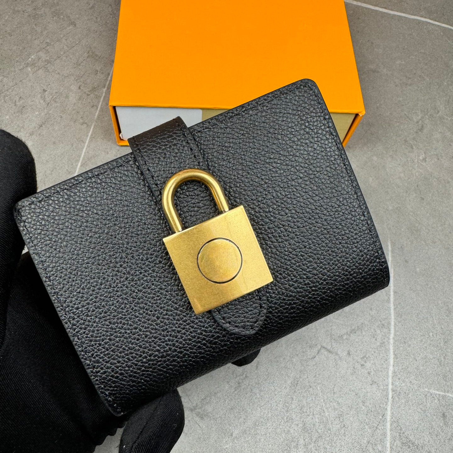 Luxy Brand Designer Small Wallet with Vintage Lock, Bifold Card Holder Purse, Multi-Color Options for Women Mu12408