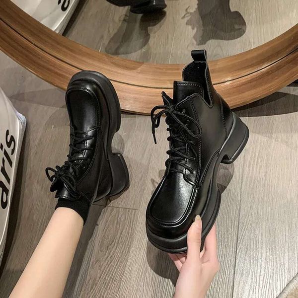 Botas femininas de espessura de moda de espessura plus size 35-43 versão coreana Lace Up Up Comfort Shoes da moda Triple Black Brown Frete g