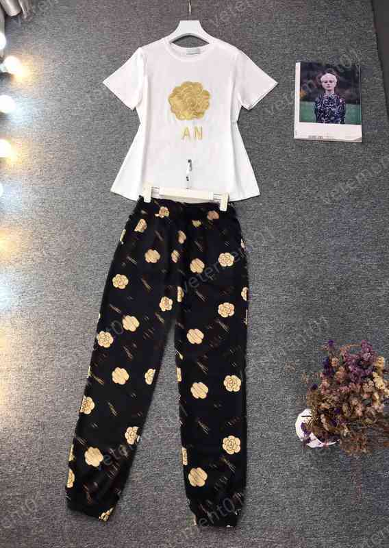 Womens Two Piece Pants Trendy Gold Flower Print Short Sleeve T-Shirt With Brown Logo Pants 2 Piece Sets Luxury Designer Tracksuits Women Clothing