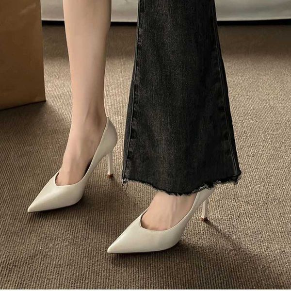 Designer heels Spring 2024 New Versatile Pointed Shallow Mouth Soft Bottom French Elegant Thin High Heel Cmuter Single Shoe Y241118