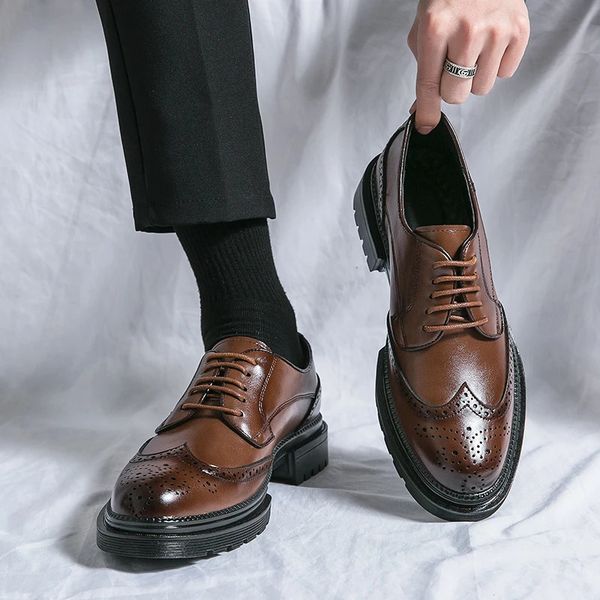 Sapatos de couro genuínos de lazer para homens British Point Transe Office Office Wear versão coreana Altura Aumente os sapatos masculinos 2