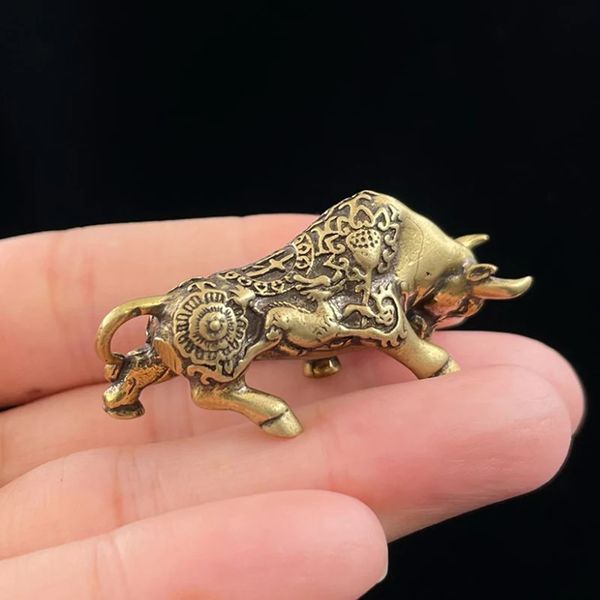 1pcs Retro Brass Lucky Bullfighting Statue Home Decoration Copper Animal Miniature Figurine Bring Wealth Office Desk Decor 240704