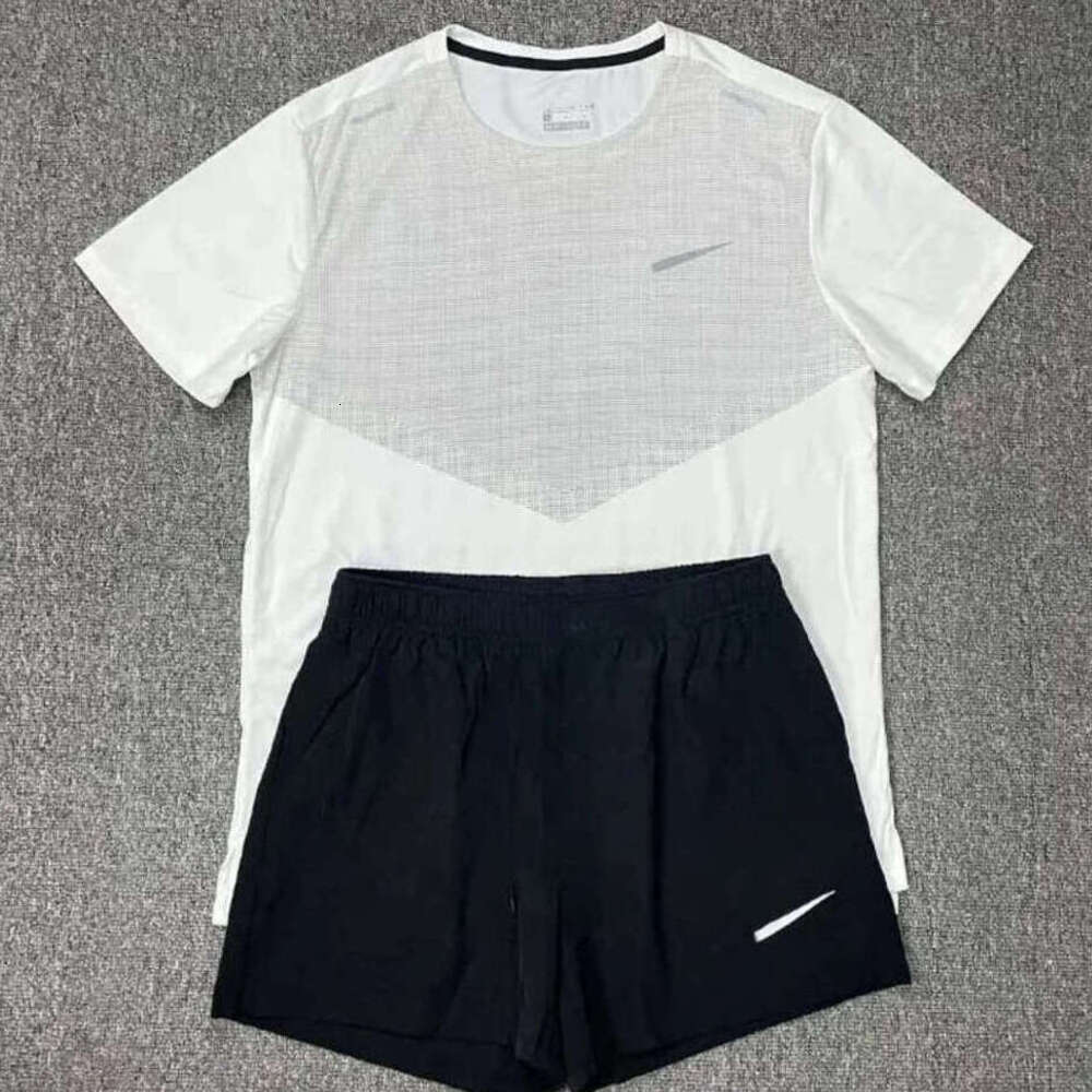 Designer T-shirt Niki Tech Nocta Sportwear Doudoune Luxe Puffer Jacket Chrome Graphic Tee Beach Wear Monterex Tracksuit Tech Fleece Gym Clothing Men