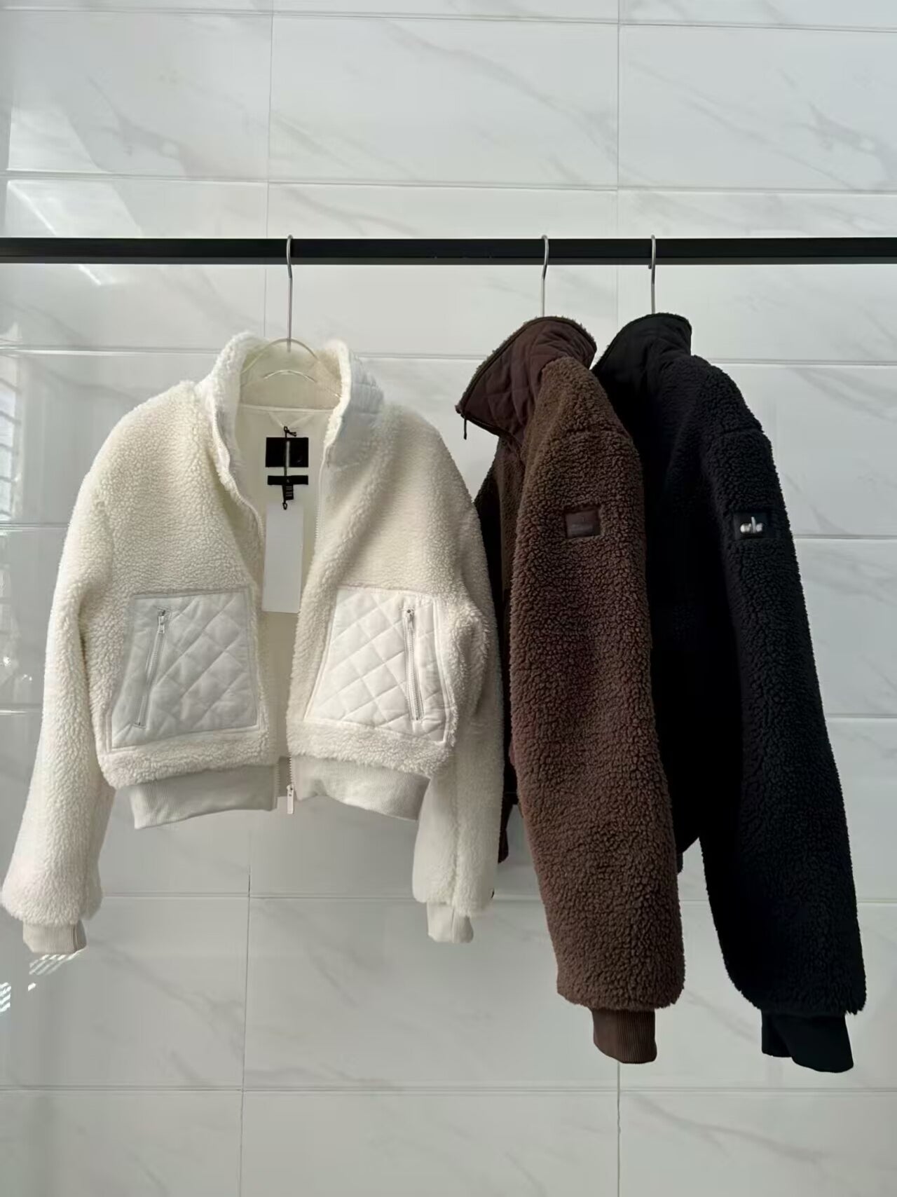 2025 Womens Berber Fleece Coats Designer Lambswool Jackets Outerwear Lambskin Short Coat Fashion Winter Letter Thickened Warm Casual Lapel Zipper