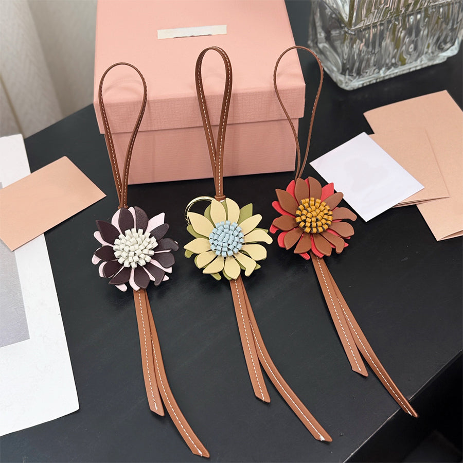Keychain Lanyards Car Keychains Designer Classic Flower Keychain Fashion Leather Knot Multicolored Handmade Crochet Knitting Men Women Bag Pendant K