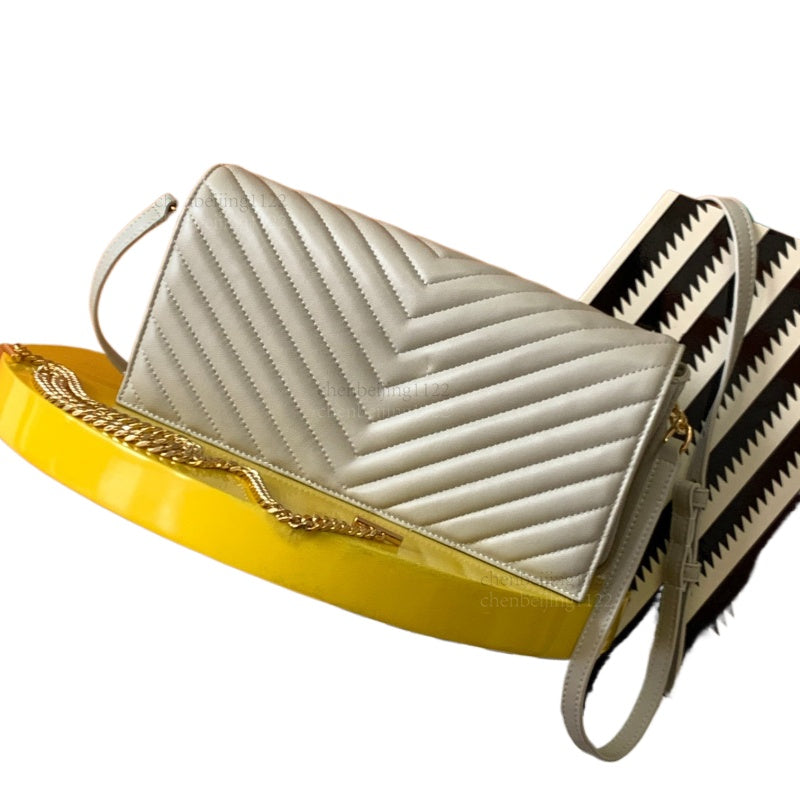 99A The top designer crafted this handbag with pure handwork. The leather is exquisite and the hardware is carefully adjusted. It is a 26CM large-ca